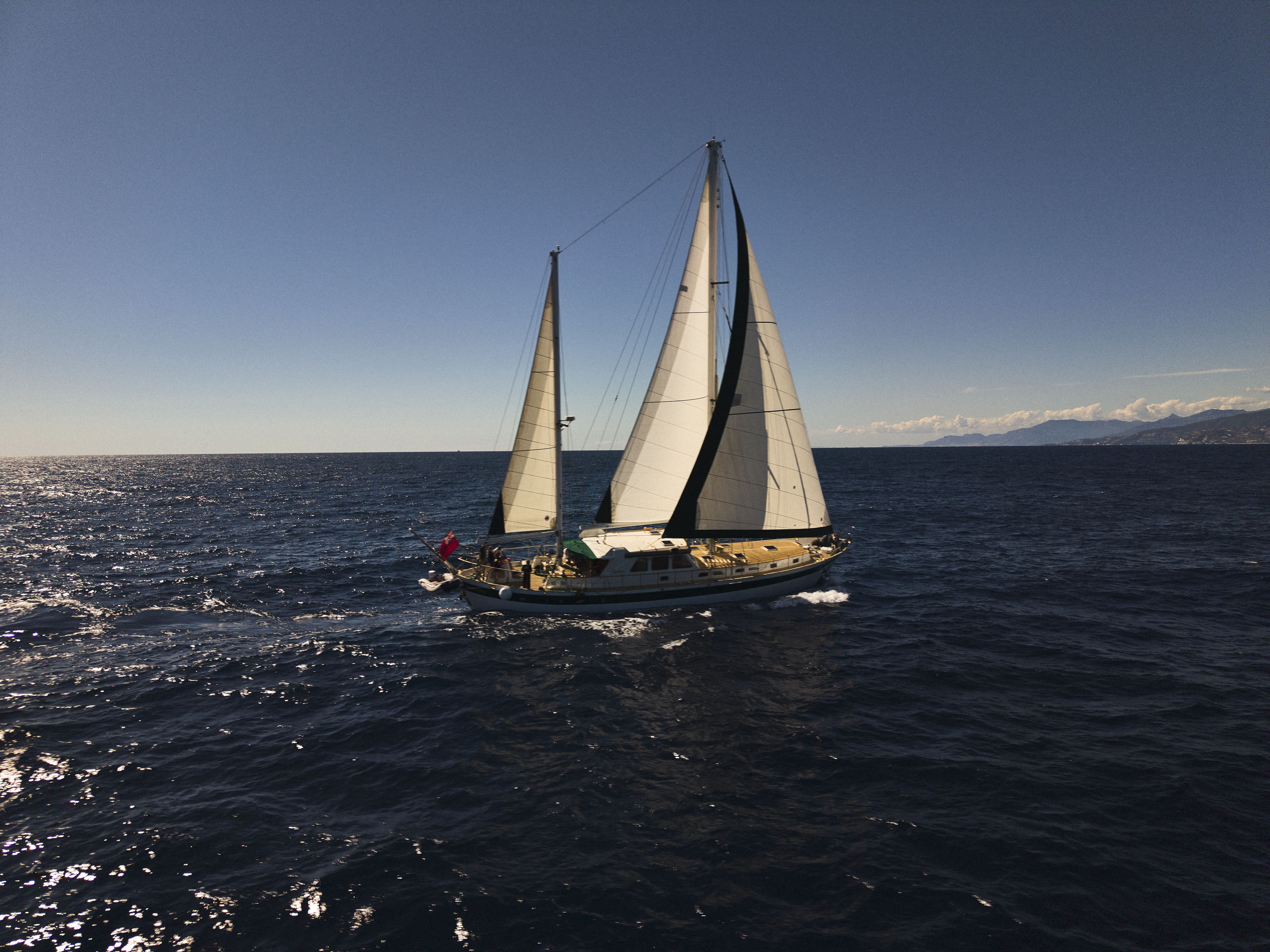 Bild des Segelschiffs Humanity 2 auf dem Meer.
