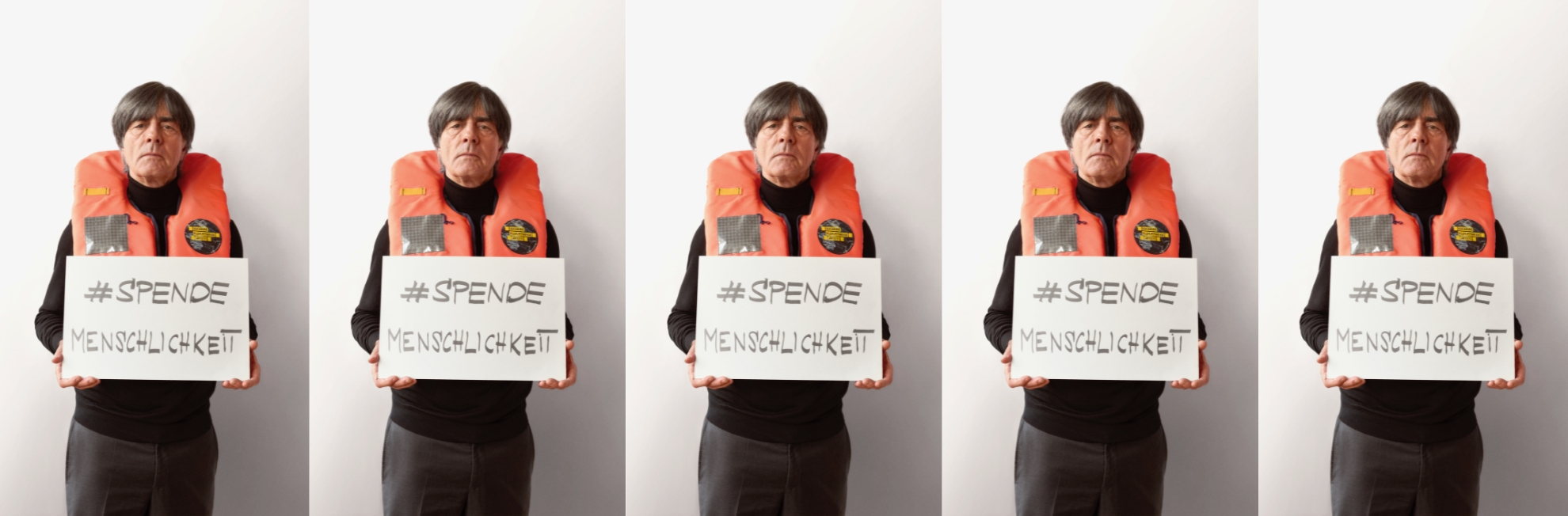 Jogi Löw mit Rettungsweste und dem Schild 