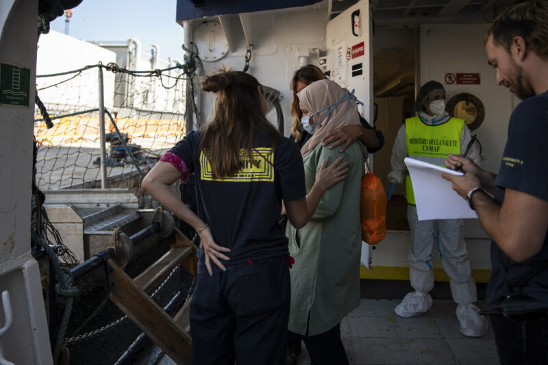 Ein Crewmitglied legt ihre Hand auf die Schulter einer Geretteten