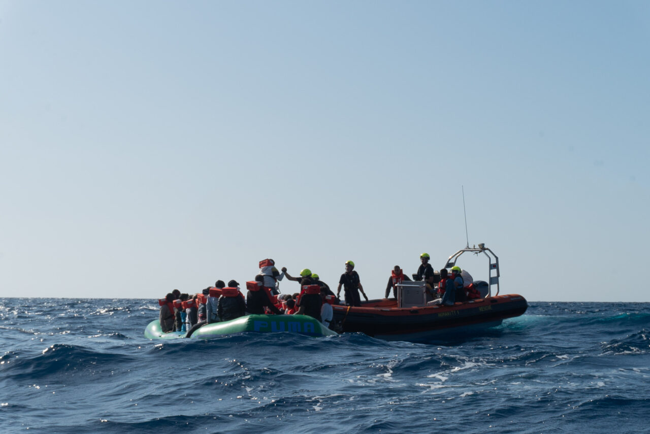 Rettungssituation auf dem Mittelmeer mit Flüchtlingen und Crew von SOS Humanity
