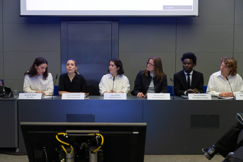 Sechs Personen auf einem Podium während der Pressekonferenz "10 Jahre Seenotrettung" von SOS Humanity, Sea-Watch, United4Rescue und Sea-Eye