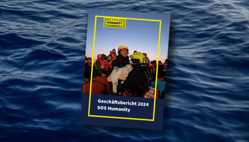 Das Cover unseres Geschäftsberichts 2024. Im Hintergrund sind Meereswellen zu sehen.